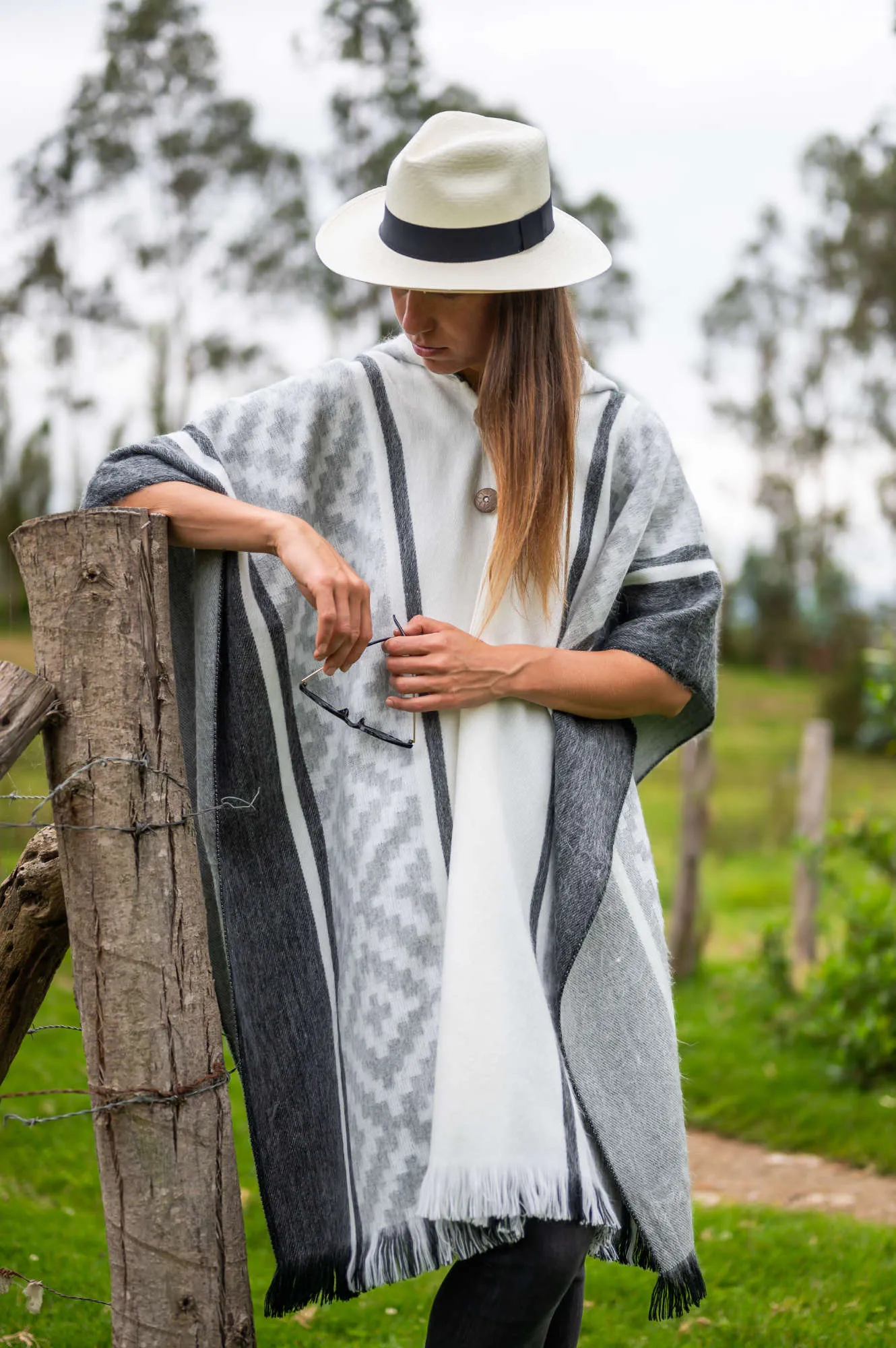 Ozogoche - Lightweight Baby Alpaca Hooded Poncho - Gray With Diamonds Pattern - Unisex